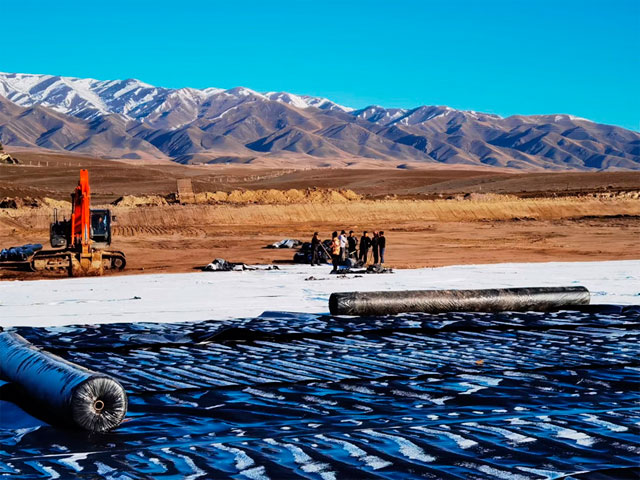 新疆垃圾填埋场HDPE土工膜施工